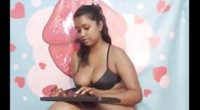 Webcam-sex mit einem indischen Mädchen in massiven Höschen und bikini 0 min 30 s