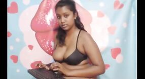 Webcam-sex mit einem indischen Mädchen in massiven Höschen und bikini 1 min 10 s