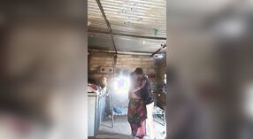 O vídeo sexual mais quente de Dehati com uma rapariga da aldeia e o seu cliente 2 minuto 20 SEC