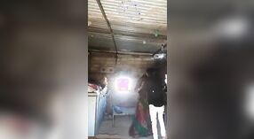 एक गाव मुलगी आणि तिचा क्लायंट असलेले देहातीचा सर्वात लोकप्रिय सेक्स व्हिडिओ 2 मिन 50 सेकंद
