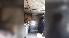 O vídeo sexual mais quente de Dehati com uma rapariga da aldeia e o seu cliente 6 minuto 50 SEC