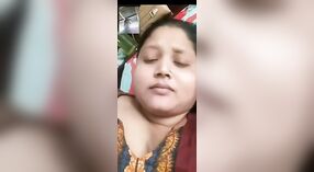 作弊的孟加拉性女人在视频通话中炫耀她的大胸部 0 敏 0 sec