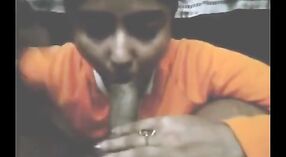 Un estudiante universitario en una película porno Desi hace una mamada experta 2 mín. 00 sec
