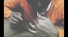 Un estudiante universitario en una película porno Desi hace una mamada experta 2 mín. 20 sec