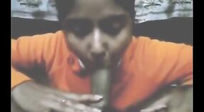 Un étudiant dans un film porno Desi fait une pipe experte 5 minute 00 sec