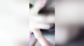 Adolescente india con coño mojado se masturba en un video humeante 2 mín. 30 sec