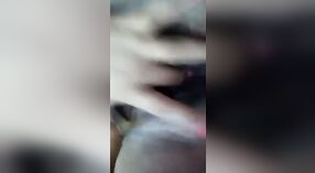 Ấn độ thiếu niên với ướt âm đạo masturbates trong một ướty video 2 tối thiểu 50 sn
