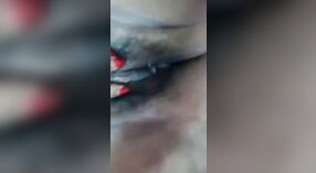 Adolescente india con coño mojado se masturba en un video humeante 0 mín. 0 sec