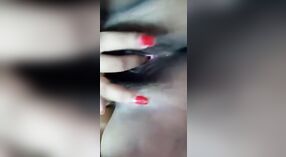 Adolescente india con coño mojado se masturba en un video humeante 1 mín. 10 sec