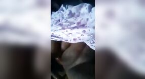 Desi video presenta a una chica bangladesí tetona digitación y masturbándose 3 mín. 00 sec