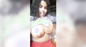 В видео Дези грудастая бангладешская девушка дрочит пальцами и мастурбирует 1 минута 10 сек