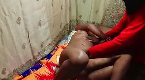 Duży tyłek indyjski dziecko dostaje przejebane twardy w Hindi porno 6 / min 10 sec