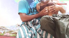 Adolescente india con un coño apretado se pone áspero y sucio en este video porno amateur 0 mín. 0 sec