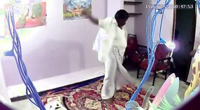 Sud Indiano massaggiatore con baffuto corpo engages in nascosto sesso con cliente 0 min 0 sec