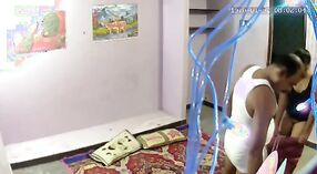 மீஸ்டாச்சியோட் உடலுடன் தென்னிந்திய மசாஜ் வாடிக்கையாளருடன் மறைக்கப்பட்ட உடலுறவில் ஈடுபடுகிறார் 1 நிமிடம் 00 நொடி