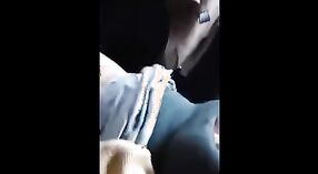 Hardcore Ấn độ tình dục trong các backseat của một xe hơi với một dễ thương đại học cô gái 11 tối thiểu 40 sn
