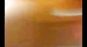 ஒரு மறைக்கப்பட்ட கேமரா தனது பழைய ரூம்மேட் உடன் ஒரு கல்லூரி பெண்ணின் நீராவி சந்திப்பைப் பிடிக்கிறது 0 நிமிடம் 40 நொடி