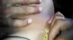 Les seins de la femme Desi sont exposés à la caméra dans une vidéo torride 0 minute 0 sec
