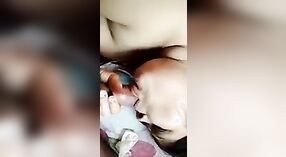 Тетушка трахается в свою киску и делает минет в жарком сексе втроем с двумя парнями из MMC 2 минута 20 сек