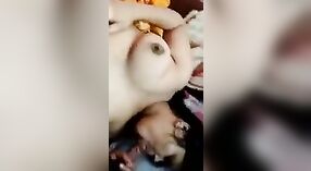 Тетушка трахается в свою киску и делает минет в жарком сексе втроем с двумя парнями из MMC 0 минута 40 сек