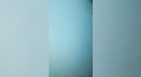 ஒரு இளம் இந்திய டீன் தனது காதலனுக்கு மறக்க முடியாத வாய்வழி அனுபவத்தை அளிக்கிறது 2 நிமிடம் 50 நொடி