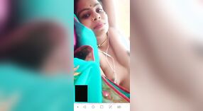 Pertunjukan payudara istri India harus ditonton oleh penggemar porno telanjang 1 min 40 sec