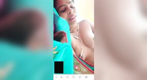 Pertunjukan payudara istri India harus ditonton oleh penggemar porno telanjang 3 min 20 sec