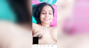 Pertunjukan payudara istri India harus ditonton oleh penggemar porno telanjang 4 min 40 sec