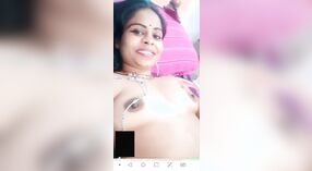 Pertunjukan payudara istri India harus ditonton oleh penggemar porno telanjang 5 min 00 sec