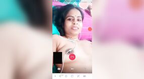 Pertunjukan payudara istri India harus ditonton oleh penggemar porno telanjang 5 min 20 sec