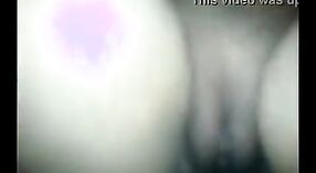 Ama de casa india con grandes tetas tiene sexo a cuatro patas con su inquilino en este video caliente 1 mín. 10 sec