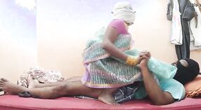 Indiase bhabhi wordt betrapt op vals spelen en geniet van het rijden op een harde zwarte lul op het bed 3 min 40 sec