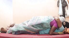 Indiase bhabhi wordt betrapt op vals spelen en geniet van het rijden op een harde zwarte lul op het bed 0 min 0 sec
