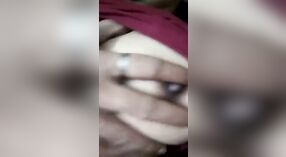 Pasangan Desi memanjakan diri dalam seks pasangan panas dengan ciuman dan pemerasan untuk video MMC 2 min 00 sec