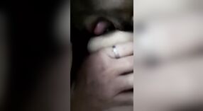 Pasangan Desi memanjakan diri dalam seks pasangan panas dengan ciuman dan pemerasan untuk video MMC 3 min 30 sec