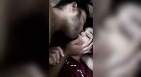 Desi casal indulges em quente casal sexo com beijos e squeeze para MMC vídeo 0 minuto 0 SEC