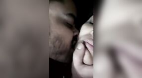 Desi casal indulges em quente casal sexo com beijos e squeeze para MMC vídeo 1 minuto 00 SEC