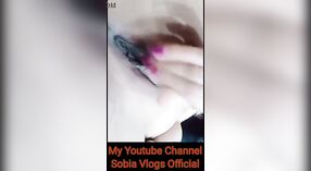 Pakistanische Mama sehnt sich nach anal- und Pussy-Vergnügen mit den Fingern 2 min 20 s