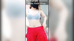 Une pakistanaise amoureuse de Desi exhibe son corps pulpeux devant la caméra 1 minute 40 sec