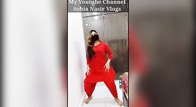 Une pakistanaise amoureuse de Desi exhibe son corps pulpeux devant la caméra 0 minute 40 sec