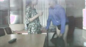 インドのセックススキャンダル：先生はオフィスで喉を詰め込む 1 分 40 秒