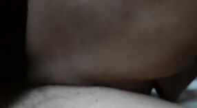Девушка из Бангла Дези раздевается и пачкается со своим парнем в жестком секс видео 1 минута 50 сек