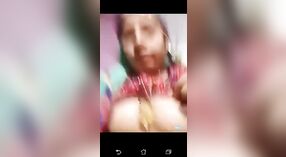 Desi bhabhi memamerkan vagina dan payudaranya yang indah di depan kamera 0 min 0 sec