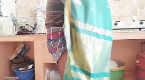இந்திய டீன் சமையலறையில் முதிர்ந்த இல்லத்தரசி கொடுக்கும் 5 நிமிடம் 20 நொடி