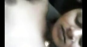 マハラシュトラ州のアマチュアカップルは車の中で激しくクソを捕まえる 2 分 10 秒