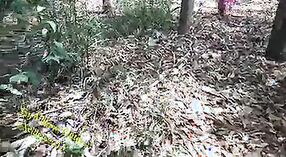 అవుట్డోర్ ఇండియన్ సెక్స్ మూవీ: ఒక టీనేజ్ జంట అరణ్యంలో తీవ్రమైన ఎన్‌కౌంటర్ 5 మిన్ 20 సెకను