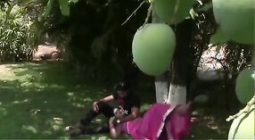 Escena de sexo al aire libre de la tía india con acción softcore 0 mín. 0 sec