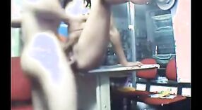 Desi meisje van Pune gets ondeugend in een sport winkel op Verborgen camera 2 min 00 sec