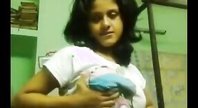 Verführerisches Video eines indischen Teenagers unterbricht den Tag ihrer Mutter 0 min 0 s