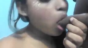 Amateur-Porno-Video zeigt ein wunderschönes Teenager-Mädchen, das sich mit großen falschen Wimpern auszieht und masturbiert, während es eine XXX-Röhre lutscht, während es sich die Webcam anschaut 2 min 50 s